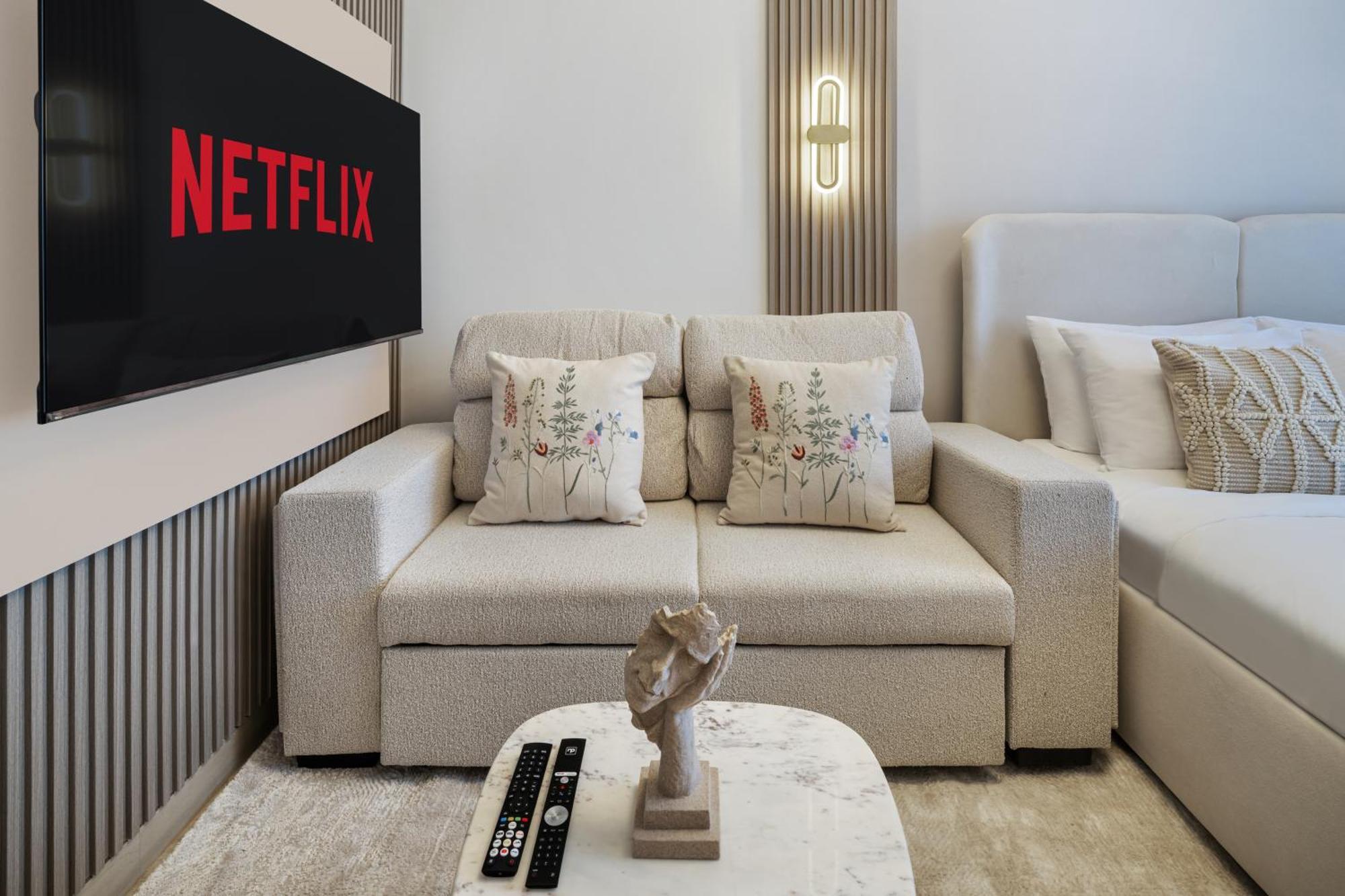 Modernistic In Azizi One Apartment