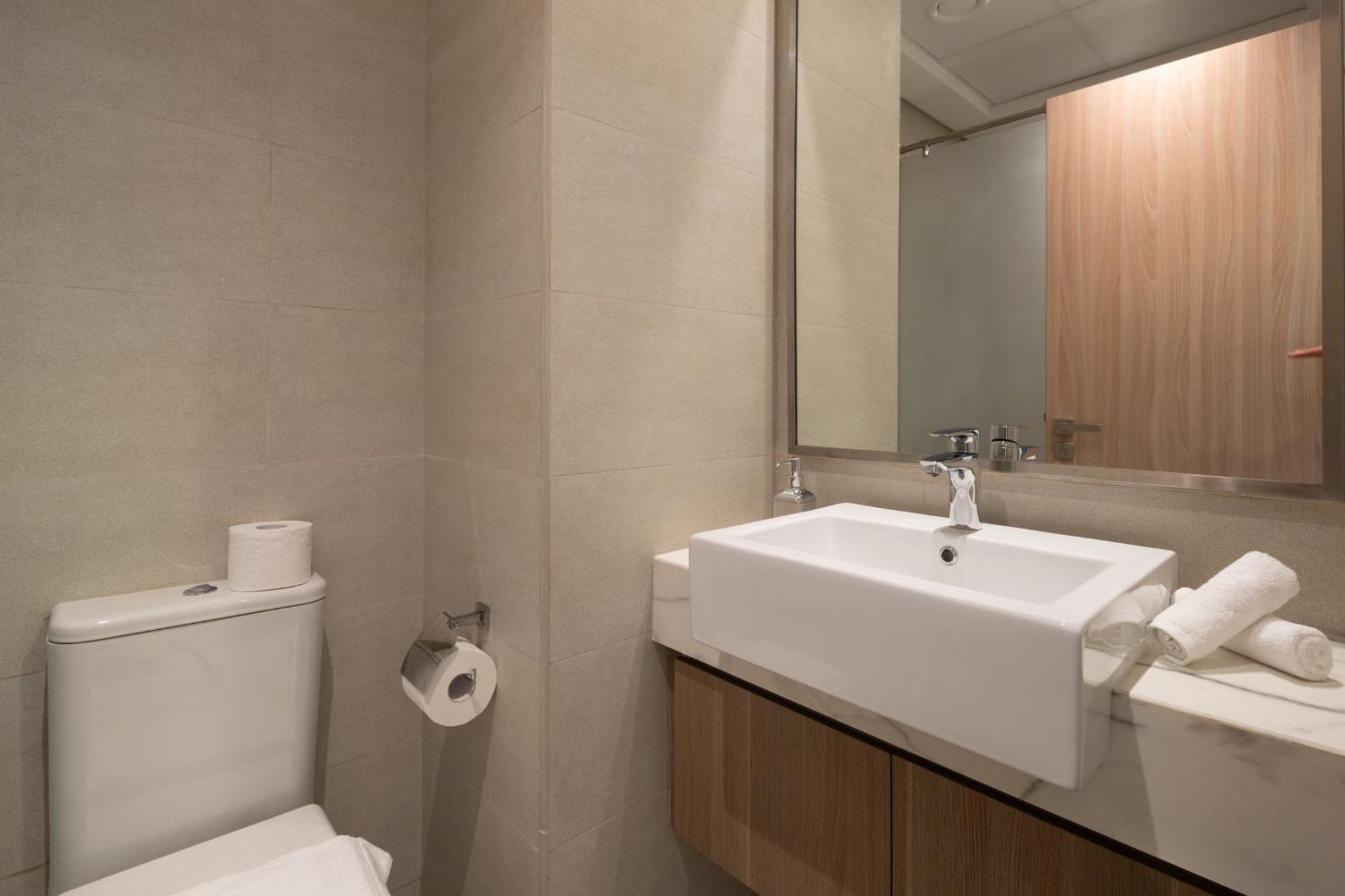 Modernistic In Azizi One Apartment