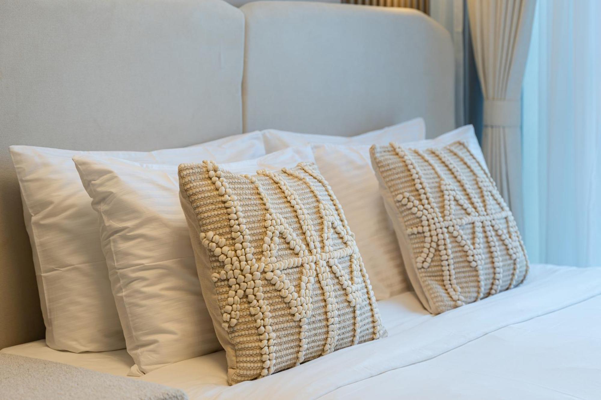 Modernistic In Azizi One Apartment *