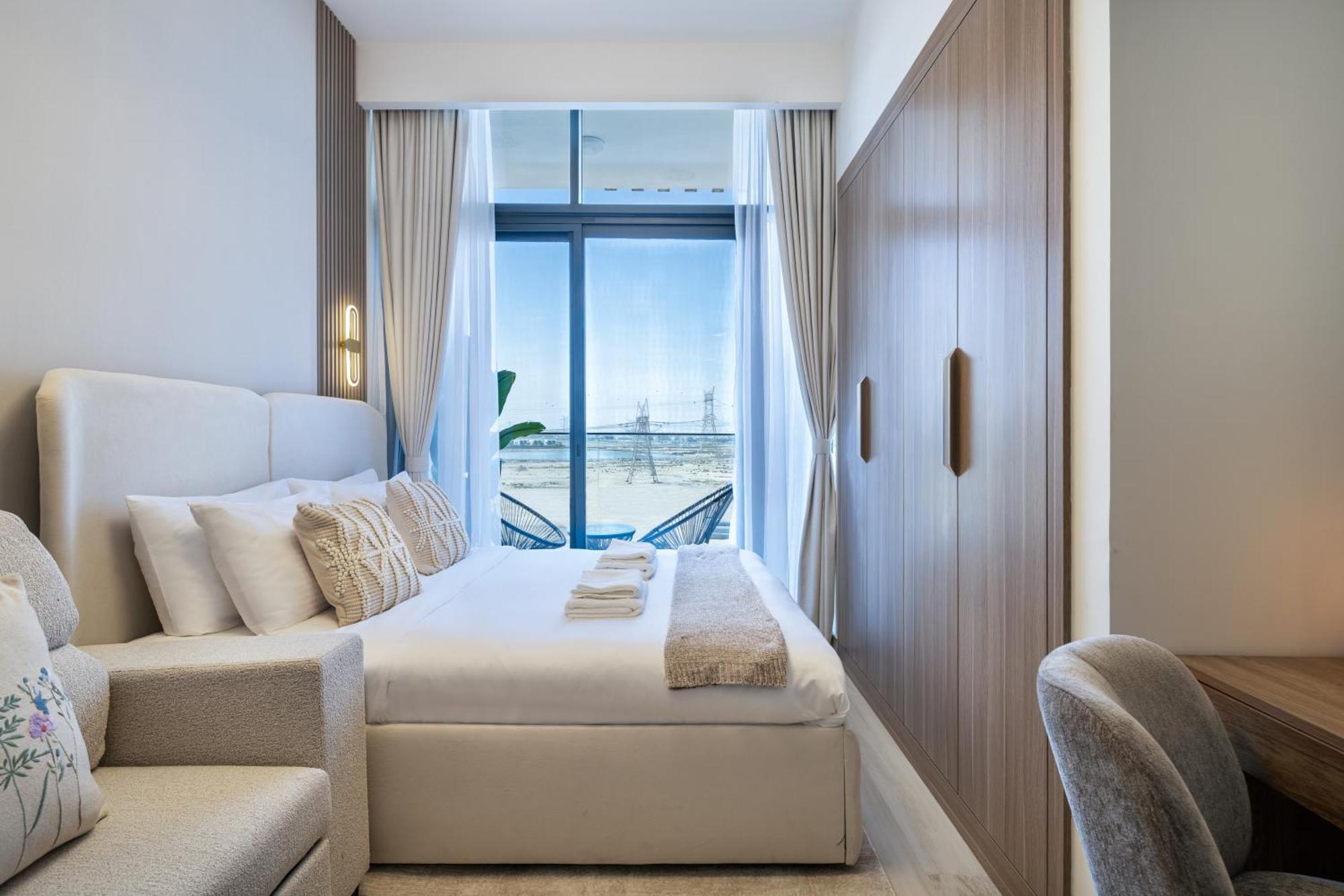Modernistic In Azizi One Dubai