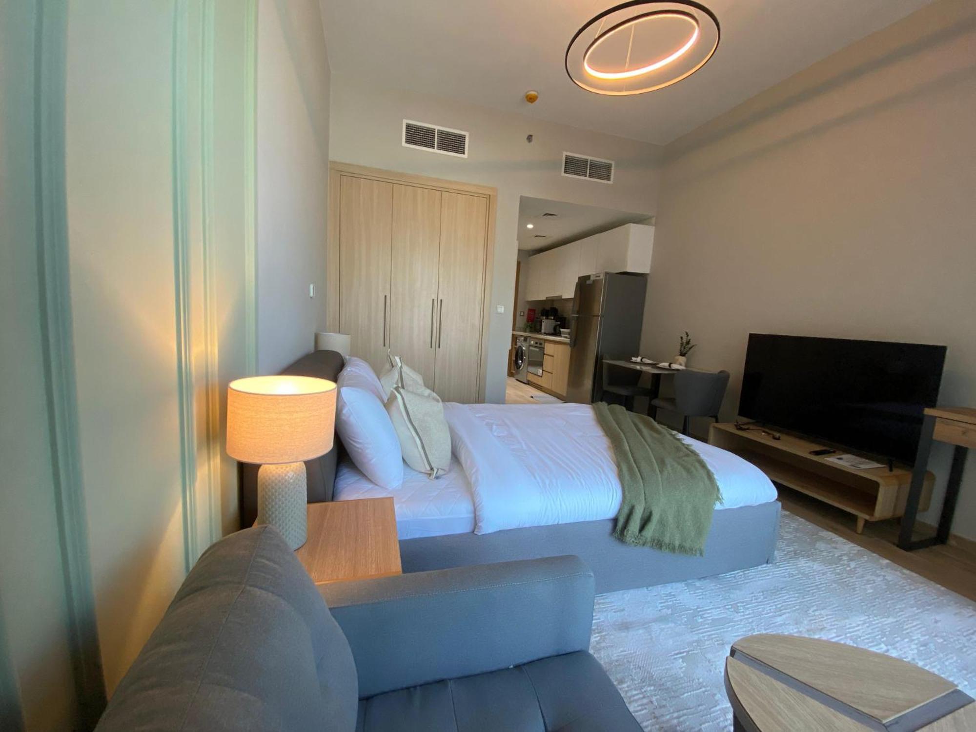 Furnished Next To Metro *