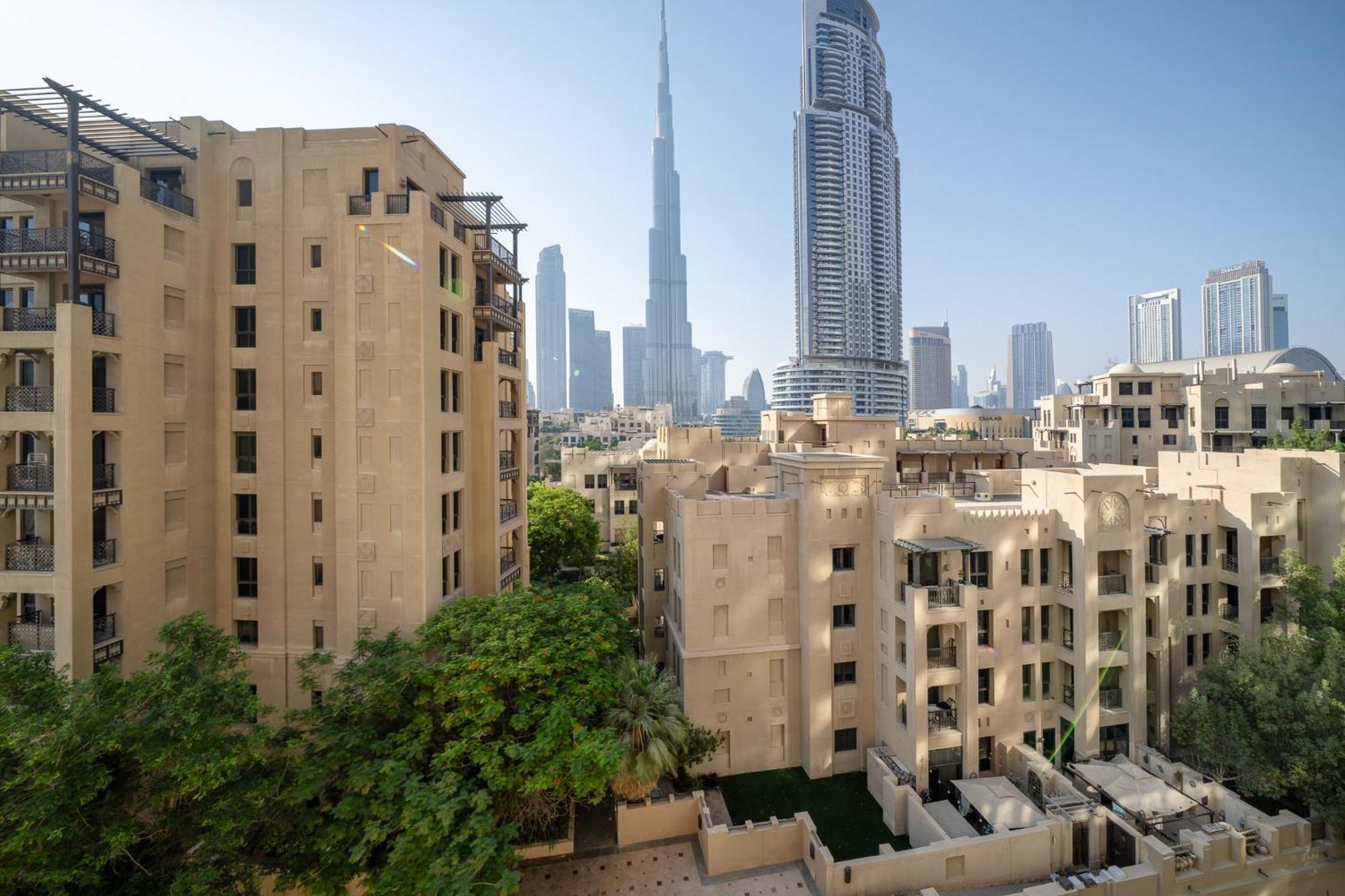 Brand New Elegant 1 Bedroom I Steps From Mall Apartment *