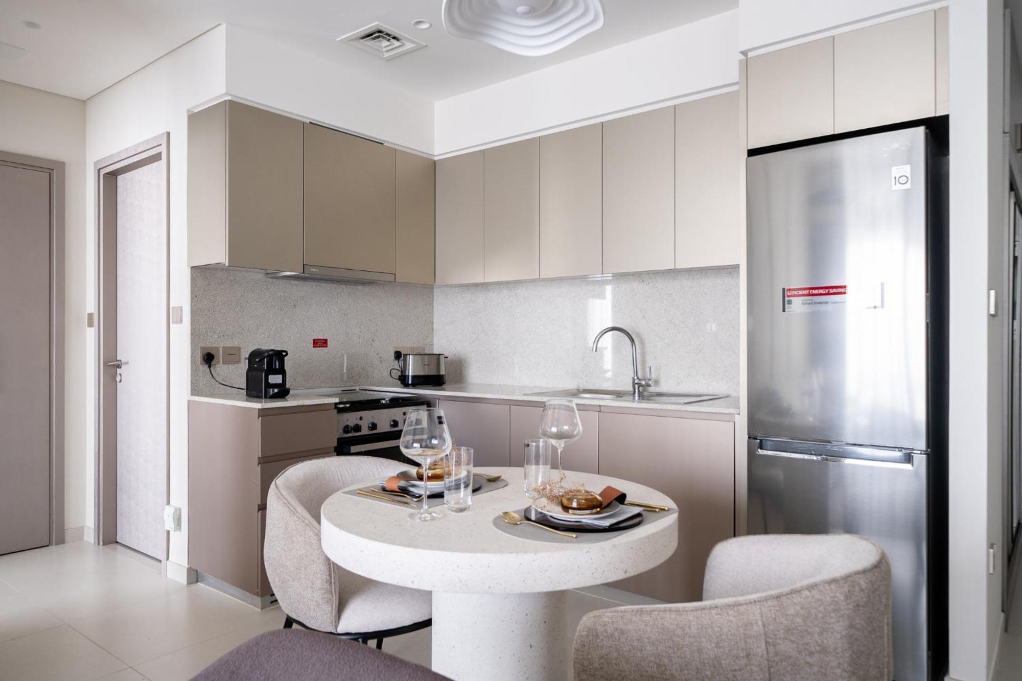 Brand New Elegant 1 Bedroom I Steps From Mall Apartment