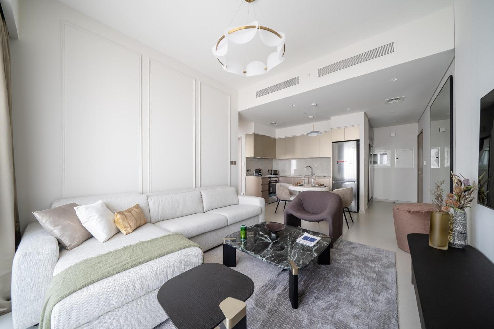 Brand New Elegant 1 Bedroom I Steps From Mall Apartment *