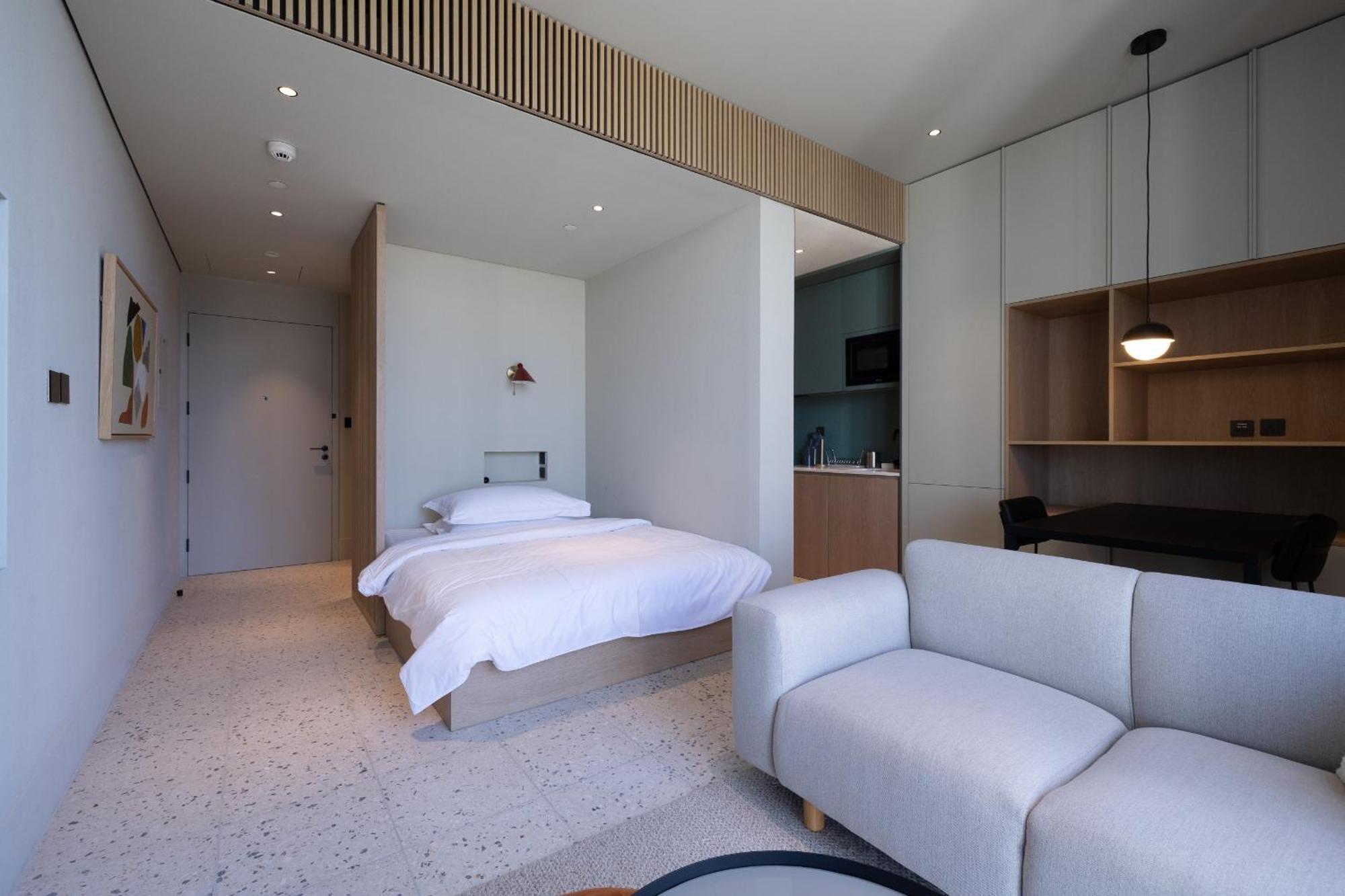 Modern At Upside Living With Burj Views - Business Travelers Apartment *