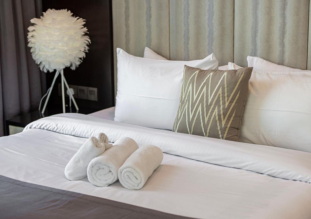 2 Bedroom Apartment! 5 Minute Walk To Mall! Burj Khalifa View! * Dubai