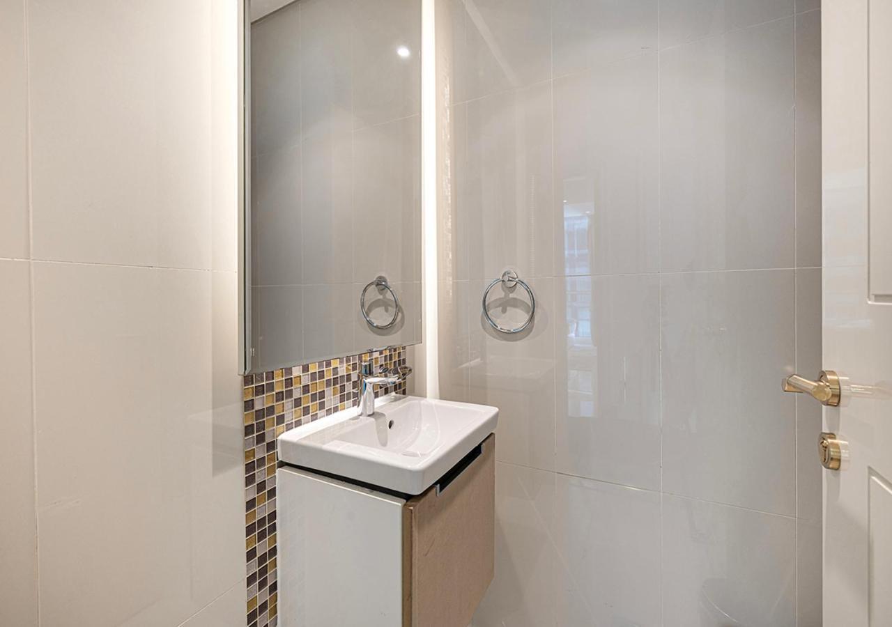 2 Bedroom Apartment! 5 Minute Walk To Mall! Burj Khalifa View! Dubai
