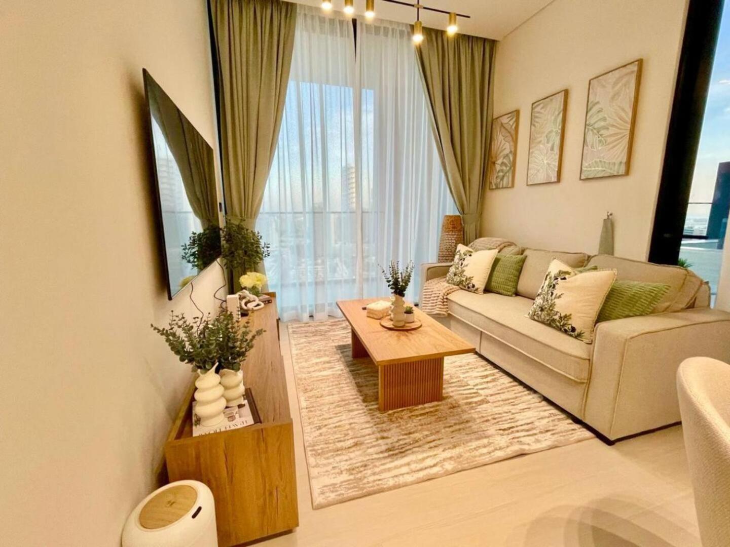 Elite 2br With Private Pool In Jvc