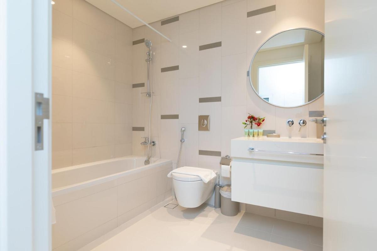 Apartment Luxury 2br With Pool, Gym & Sea Views Dubai