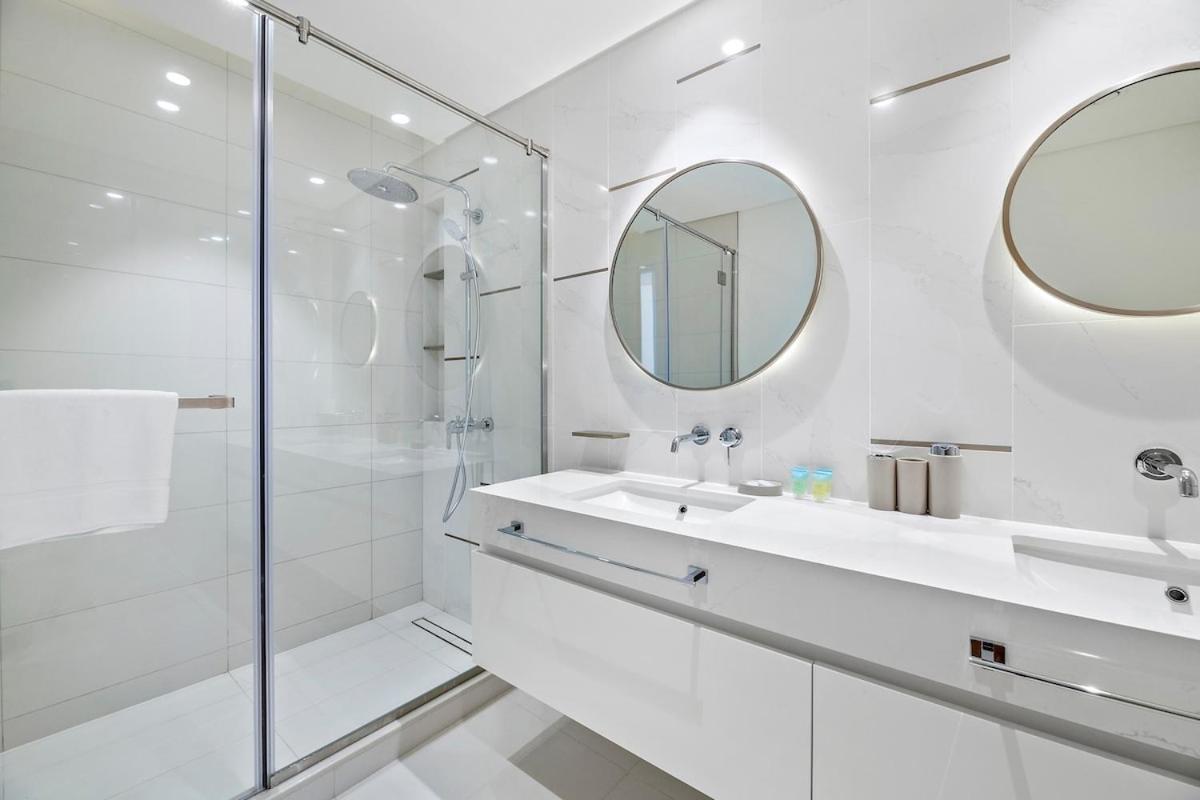 Luxury 2br With Pool, Gym & Sea Views * Dubai