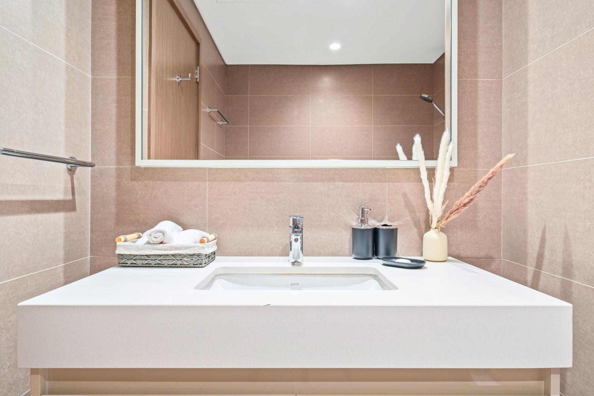 Luxury At The Top- Iconic Burj Views-dubai Mall Access 2br By Maxx Value Homes