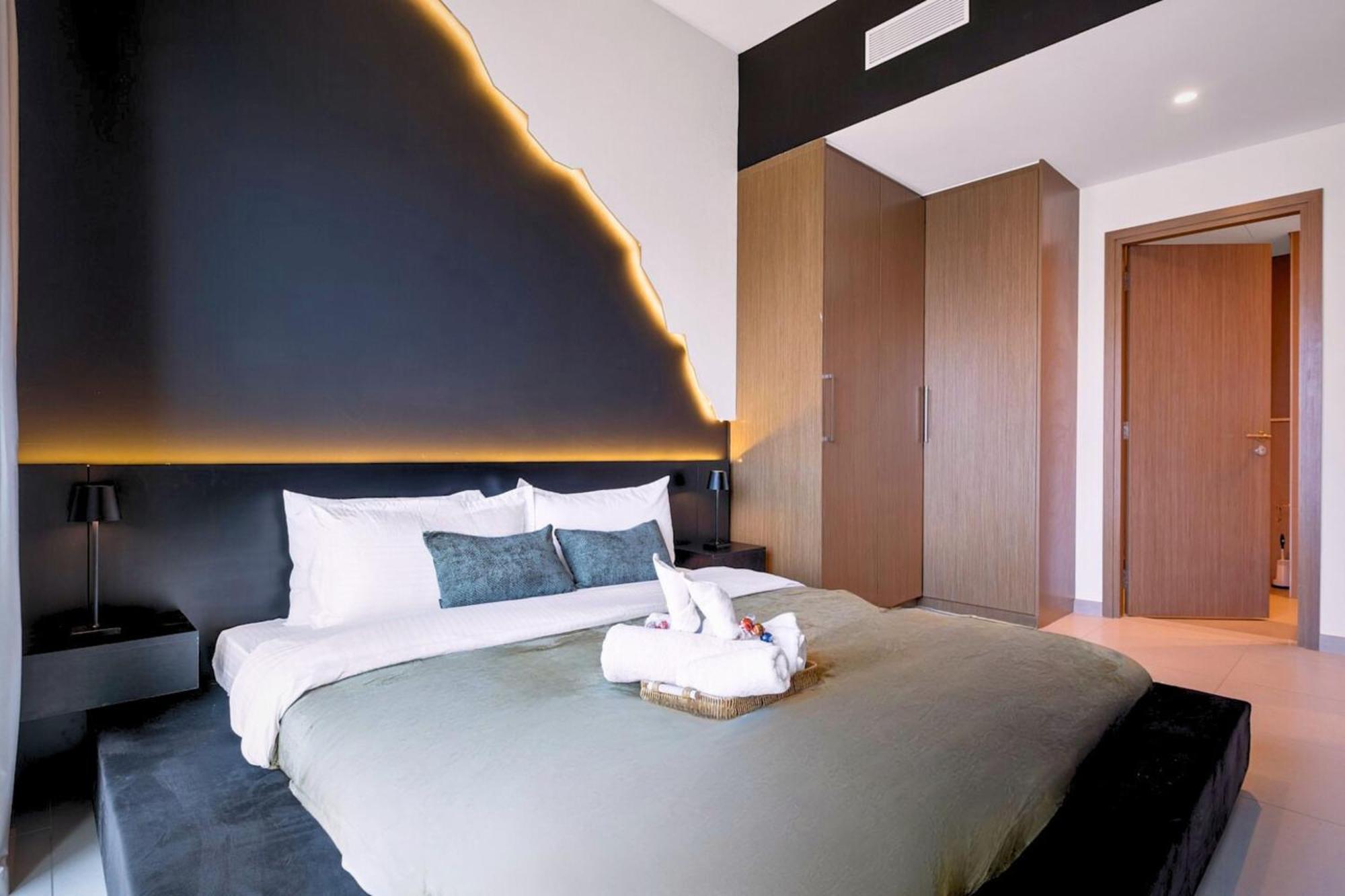 Luxury At The Top- Iconic Burj Views-dubai Mall Access 2br By Maxx Value Homes Apartment *