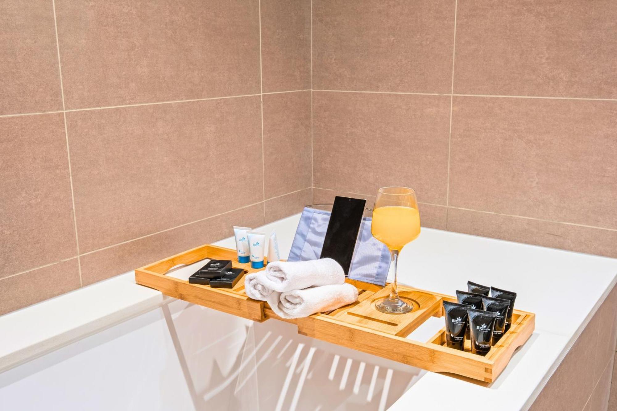 Luxury At The Top- Iconic Burj Views-dubai Mall Access 2br By Maxx Value Homes *