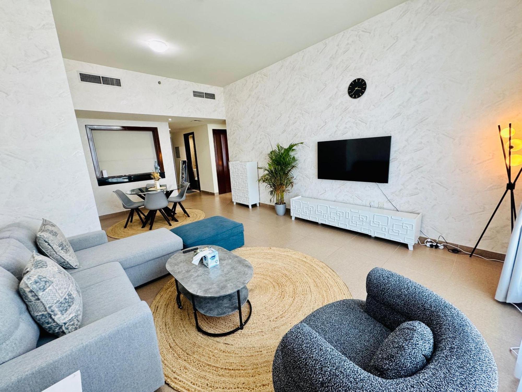 Hm- 702 Specious And Large Fully Furnished One Bedroom Apartment *