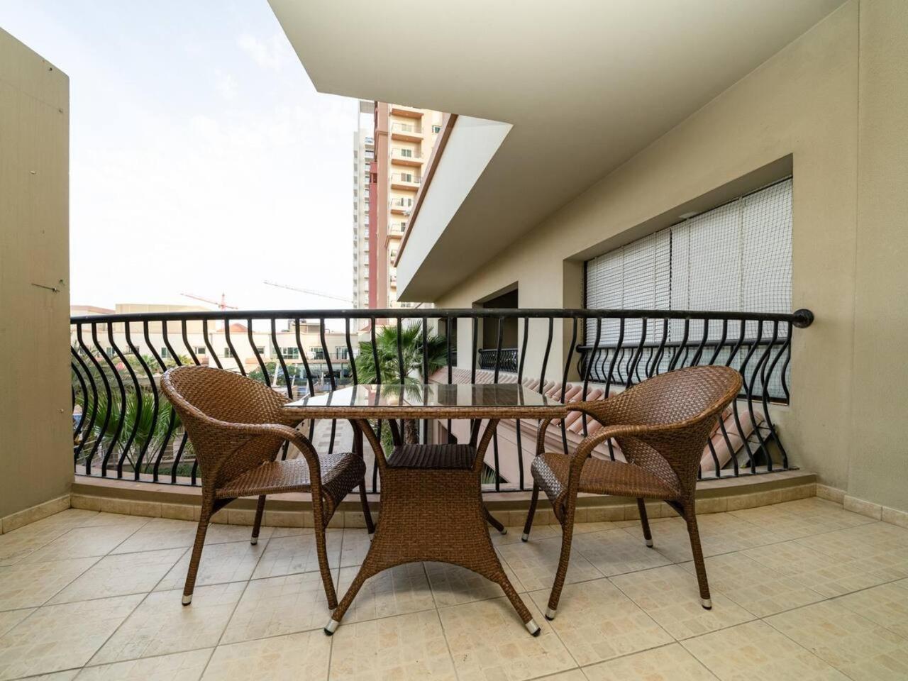 Chic And Spacious 1-bedroom In Prime Location In Jvt