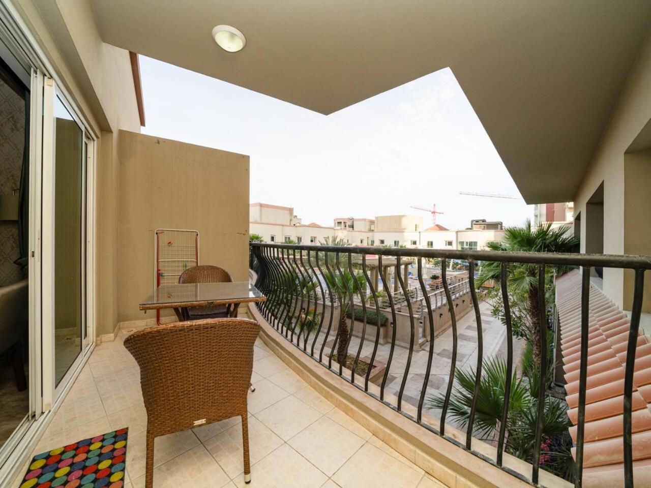 Apartment Chic And Spacious 1-bedroom In Prime Location In Jvt