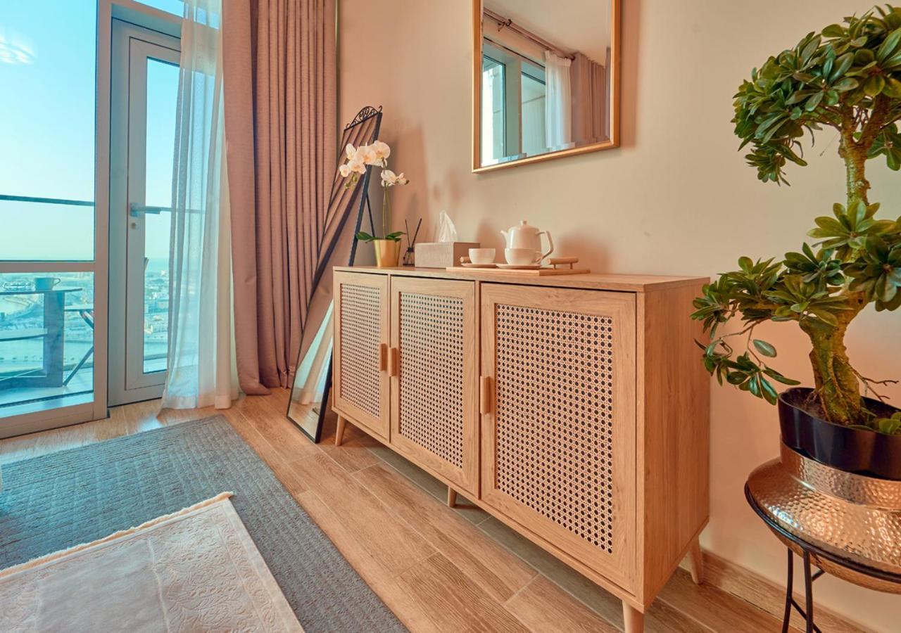 Apartment Spacious 1br In Habtoor With Canal Views & Close To Mall