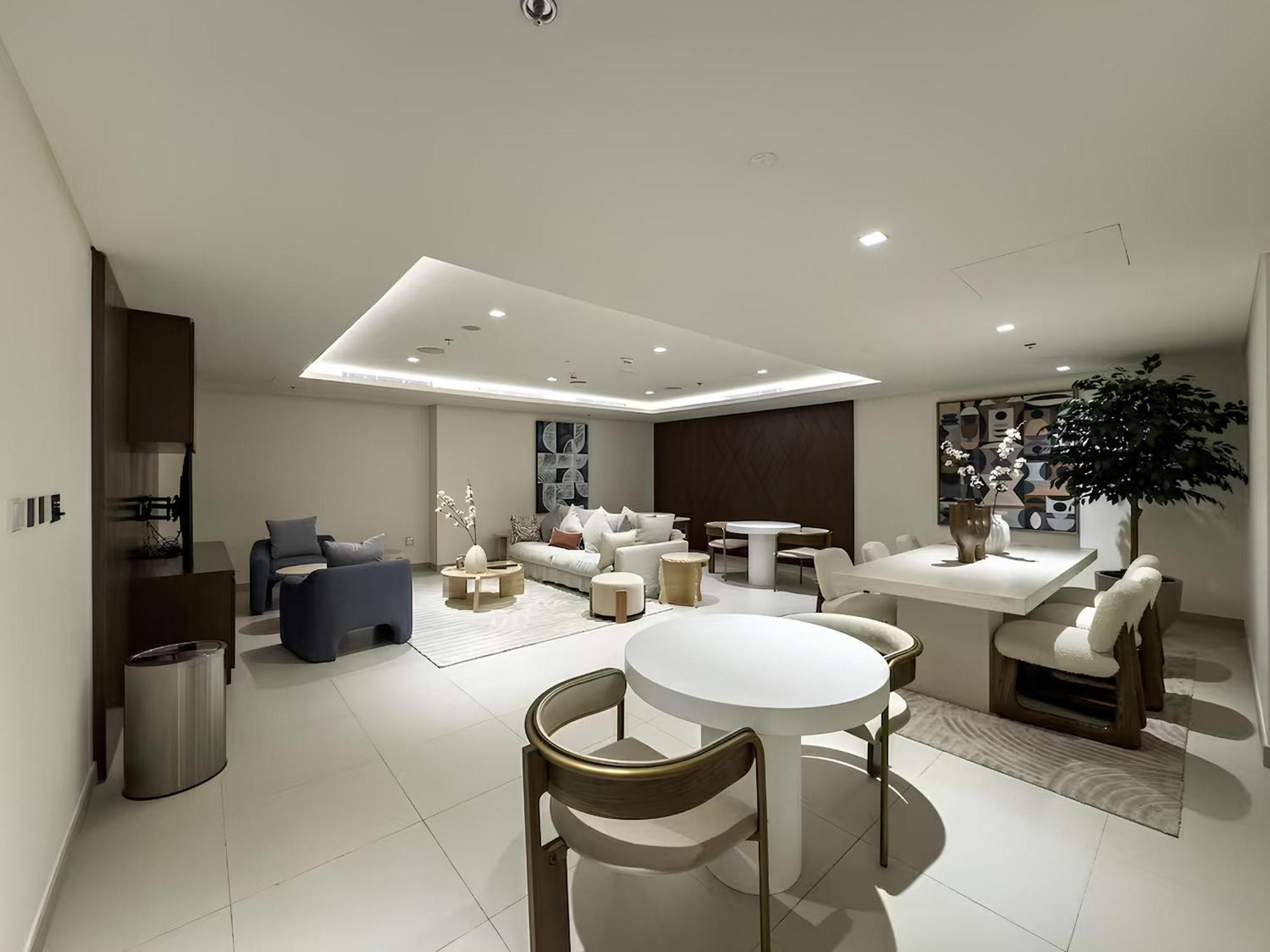 Waterfront 1br With Infinity Pool In Creek Edge T1 Apartment *
