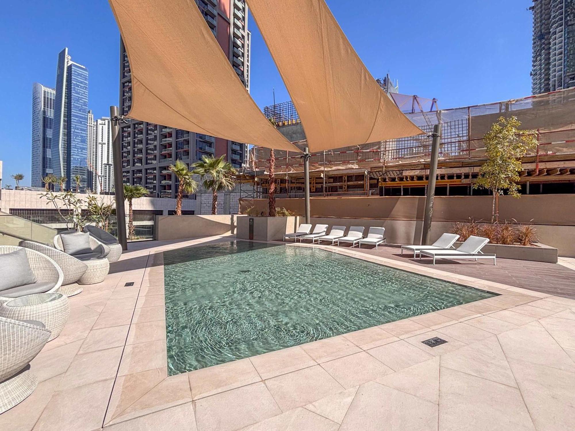 Frank Porter - Peninsula Five * Dubai
