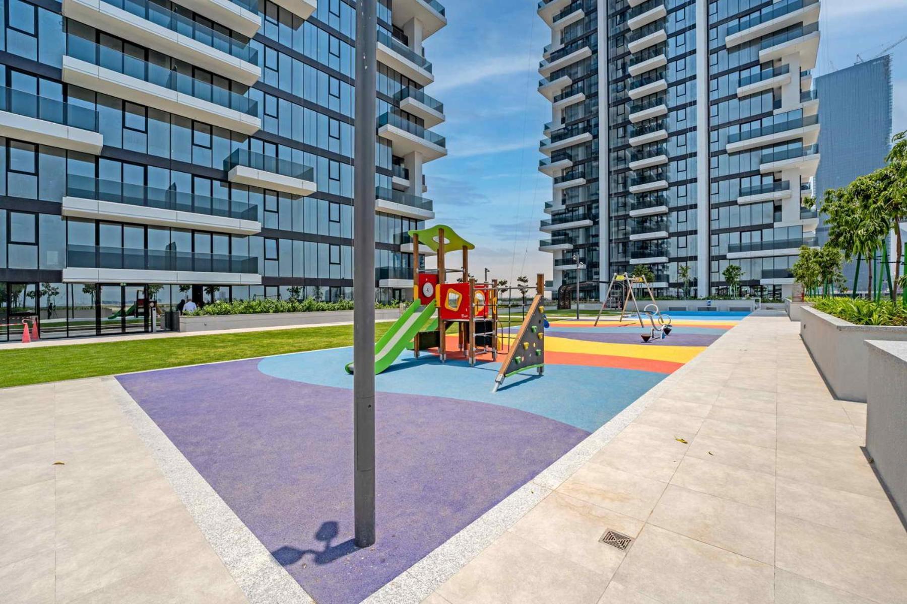 Apartment Sea View Located On The 39th Floor With Rooftop Pool Close To World Trade Centre *