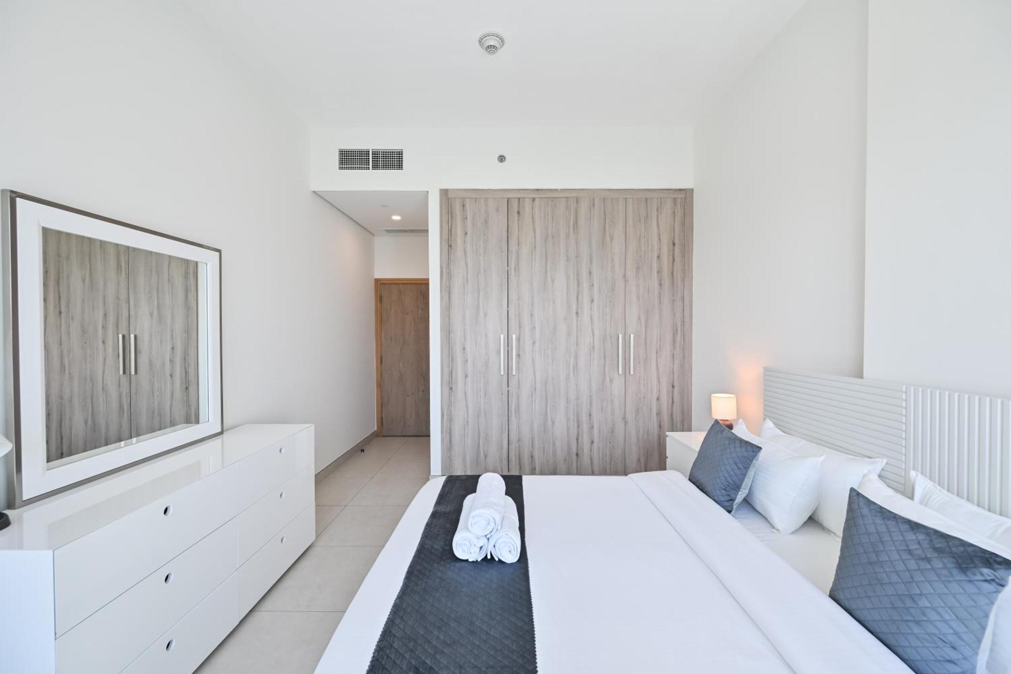 Luxury 1br Near Burj Khalifa With Canal Views