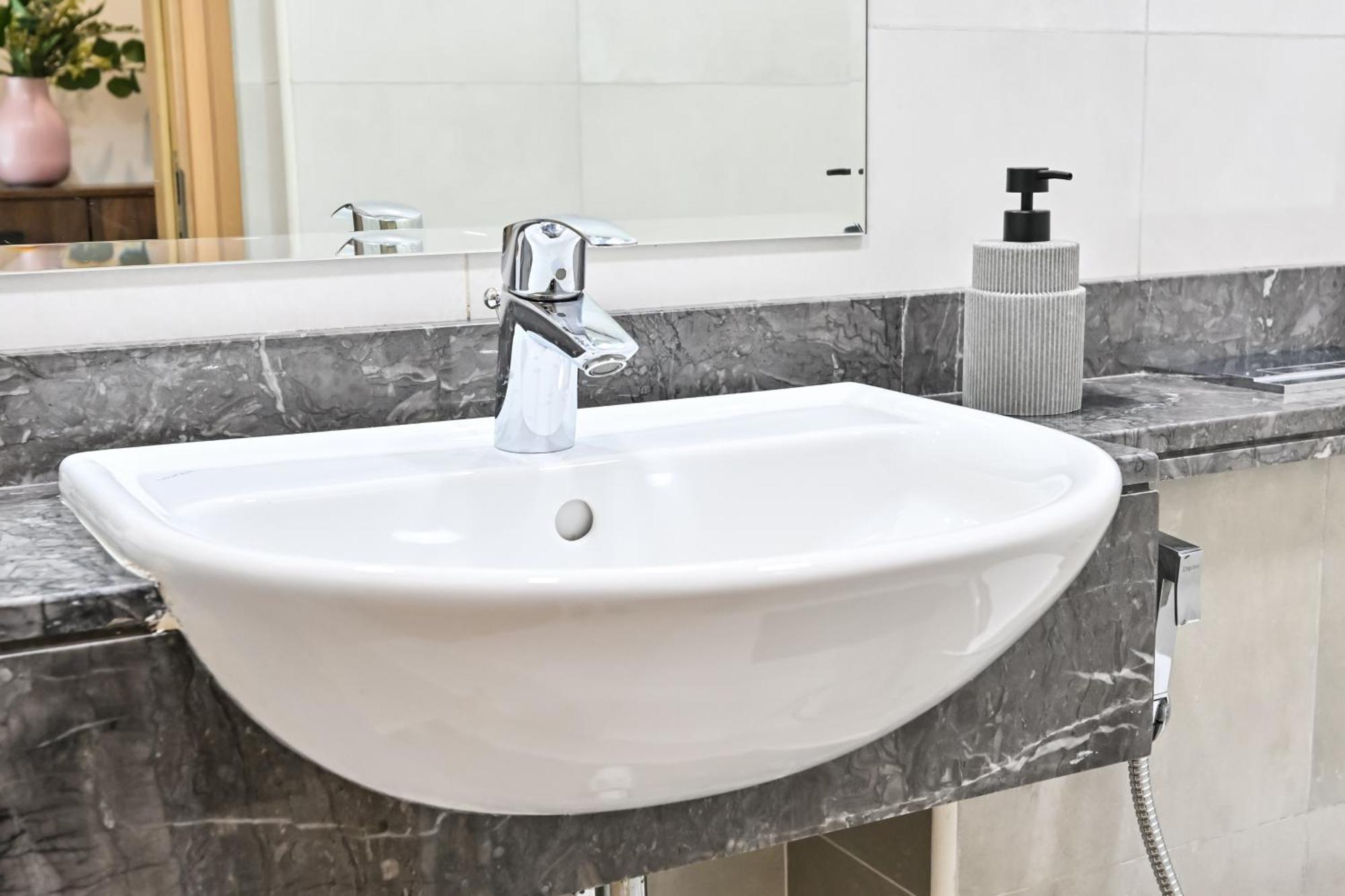 Luxury 1br Near Burj Khalifa With Canal Views *