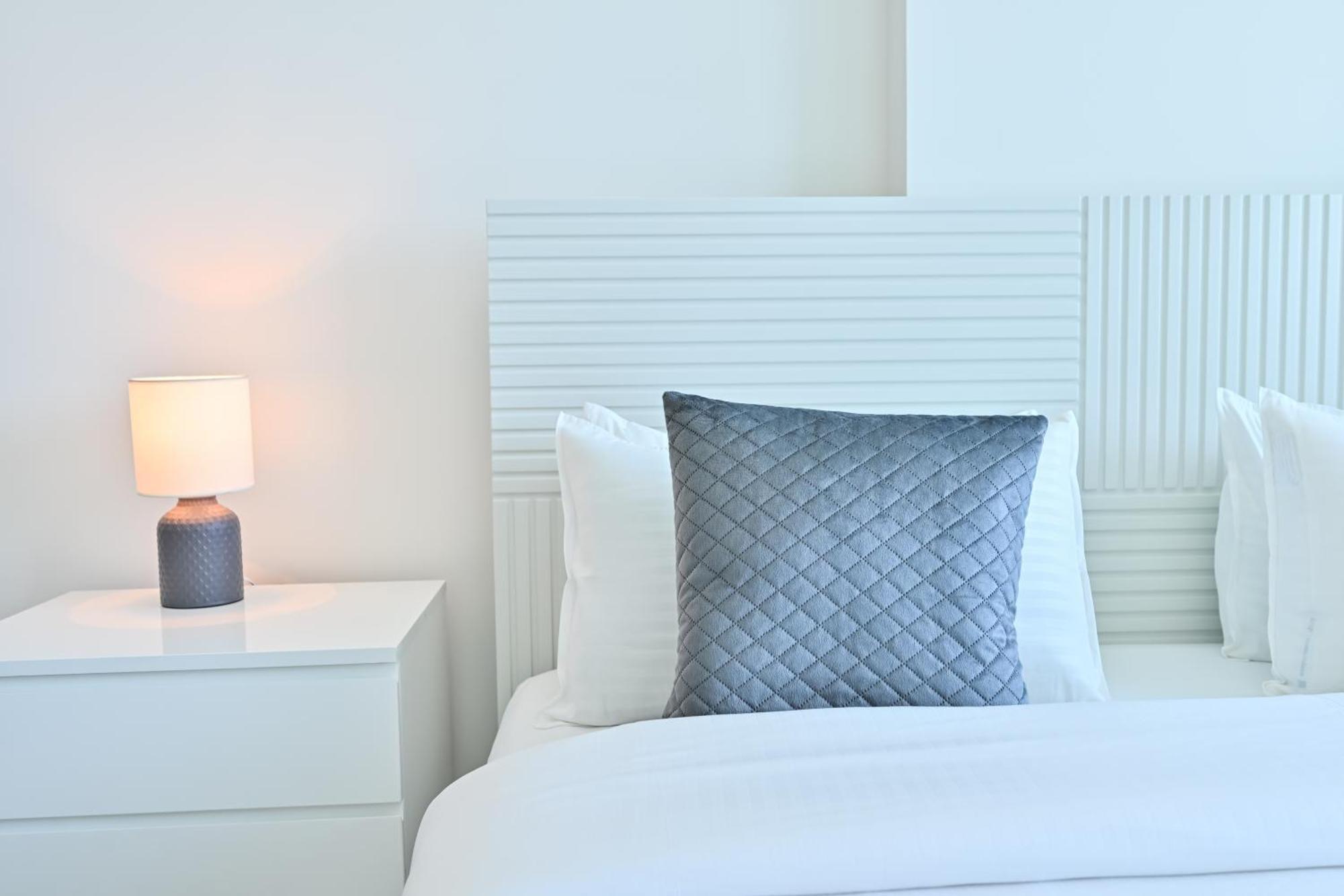 Luxury 1br Near Burj Khalifa With Canal Views *