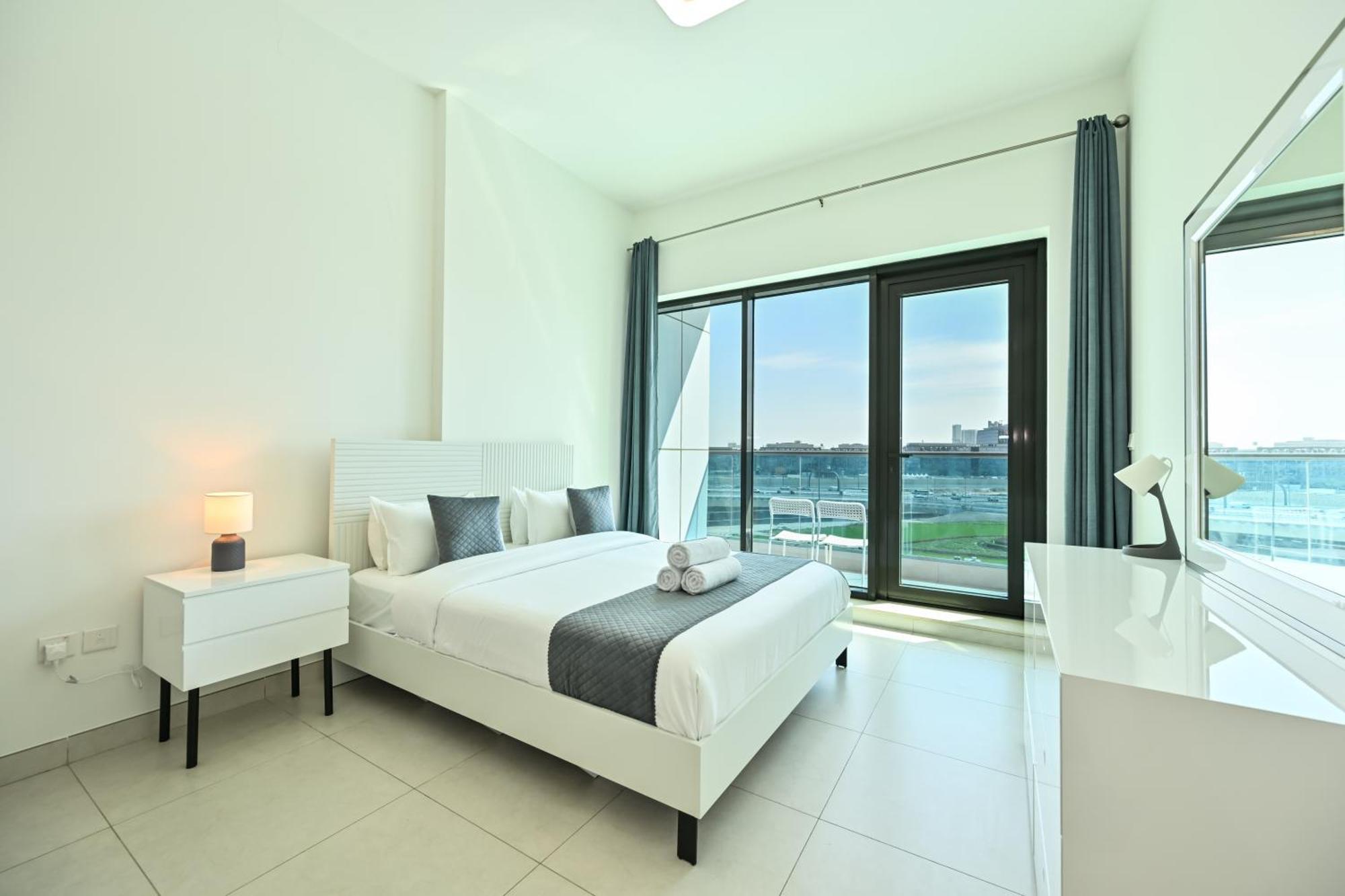 Apartment Luxury 1br Near Burj Khalifa With Canal Views Dubai