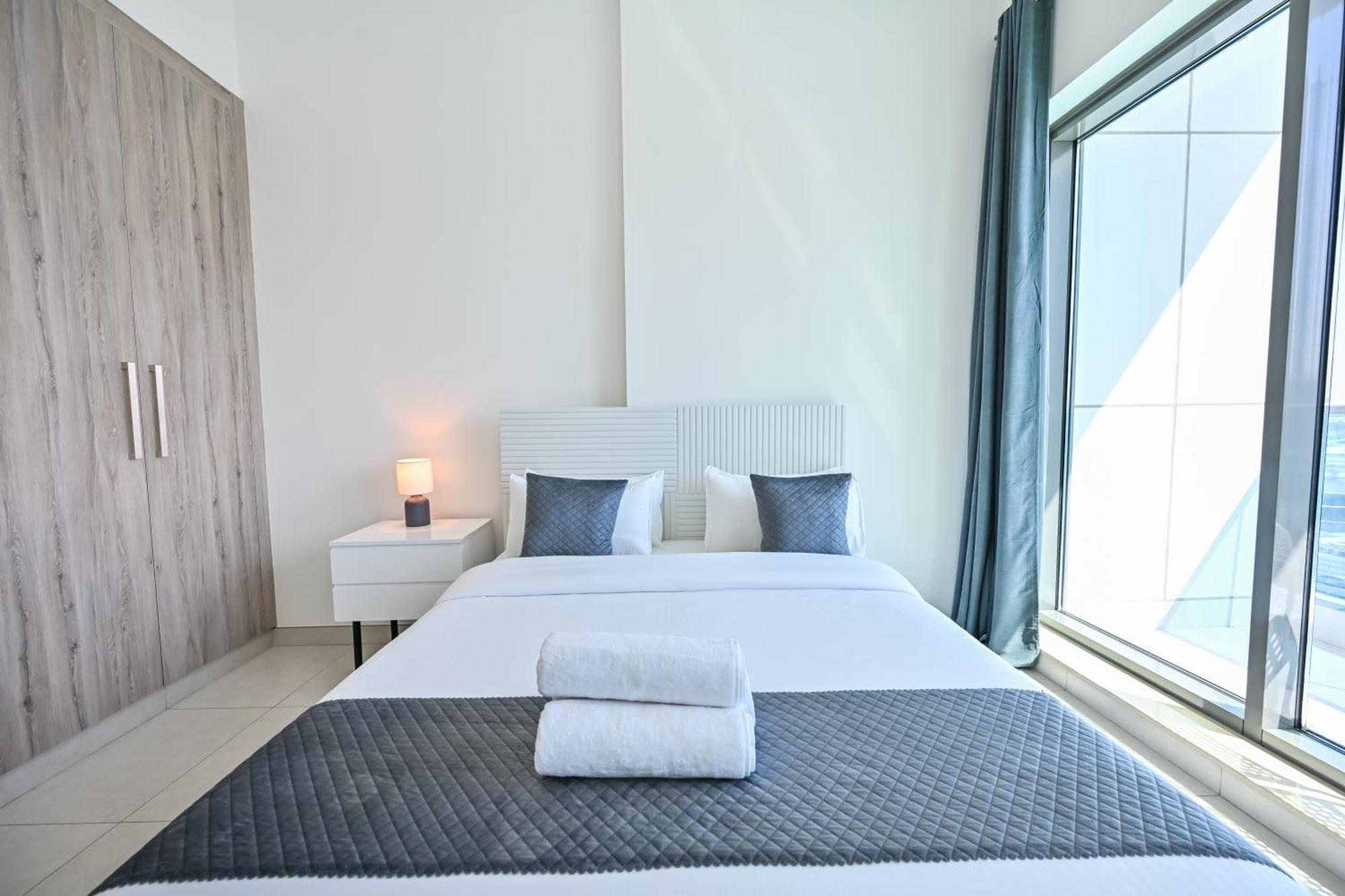 Apartment Luxury 1br Near Burj Khalifa With Canal Views Dubai