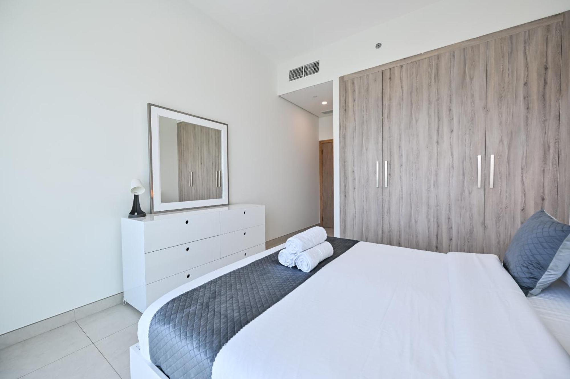 Luxury 1br Near Burj Khalifa With Canal Views Apartment Dubai
