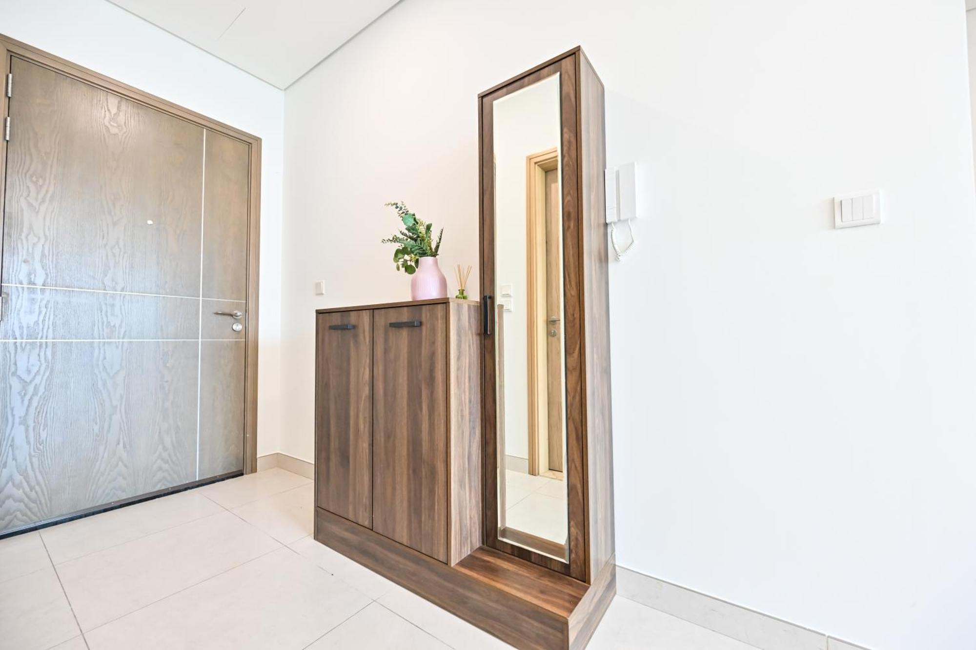 Luxury 1br Near Burj Khalifa With Canal Views Apartment