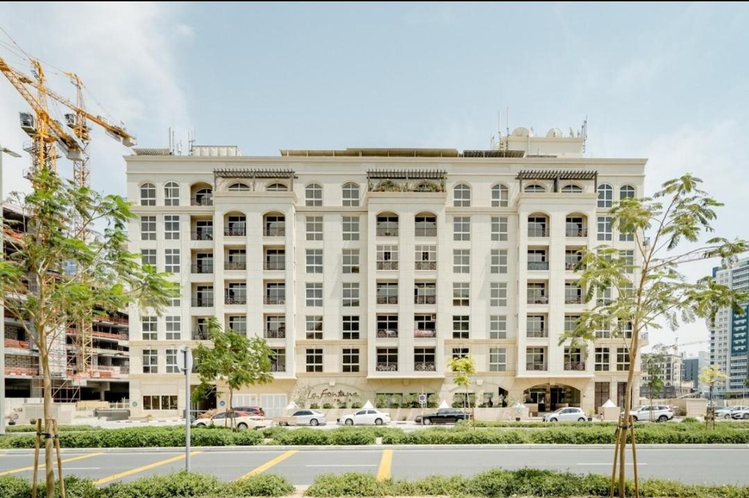 Apartment Masters Bedroom With Balcony & Shared Kitchen *