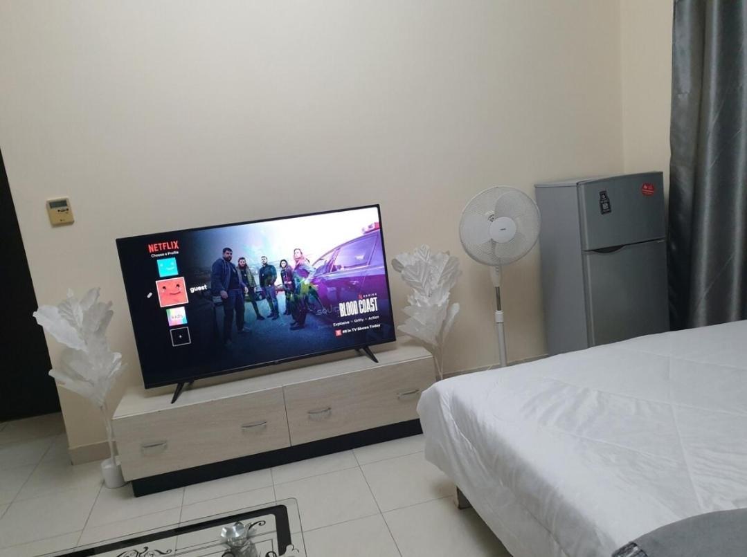 Masters Bedroom With Balcony & Shared Kitchen Apartment *
