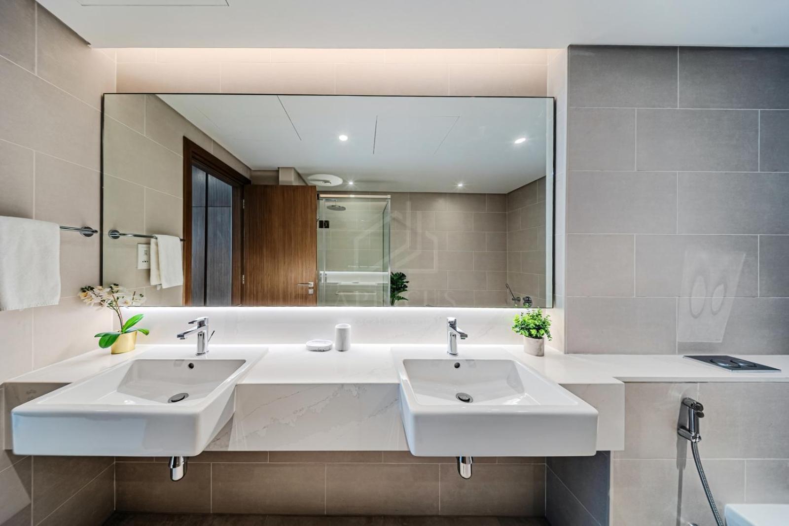 Apartment Brand New In Canal Front Wasl *