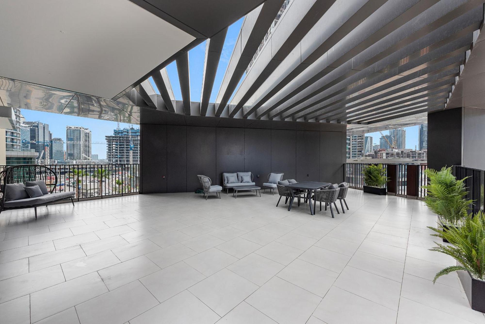 Vayk- Elegant 1 Bd In Business Bay Apartment *