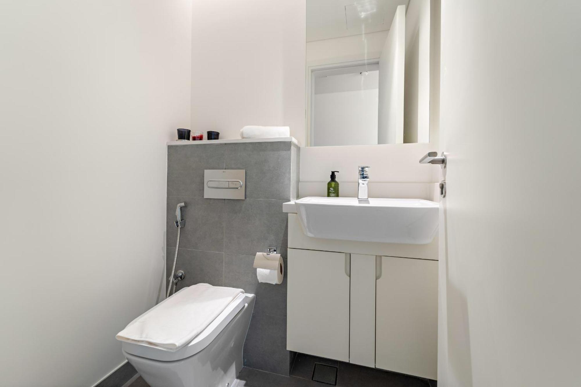 Vayk- Elegant 1 Bd In Business Bay Apartment *