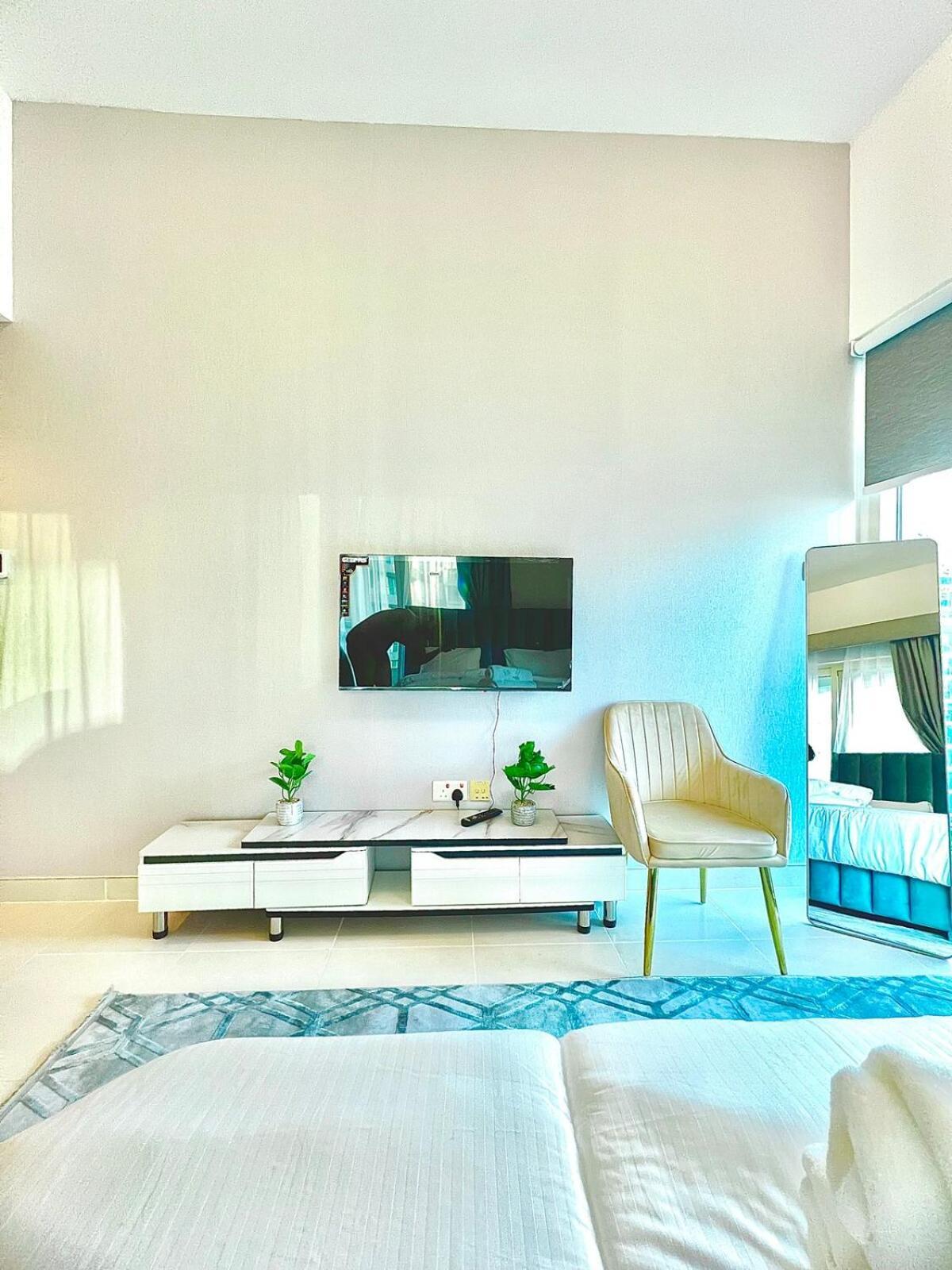 Stunning 2br Marina View Close To Jbr *