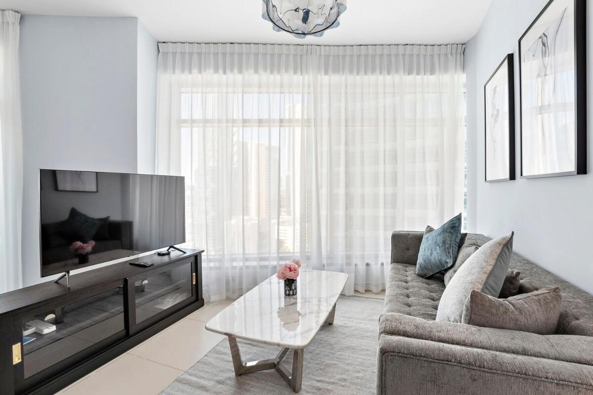 Apartment Downtown Living In A Modern 1br With Pool & Gym Access