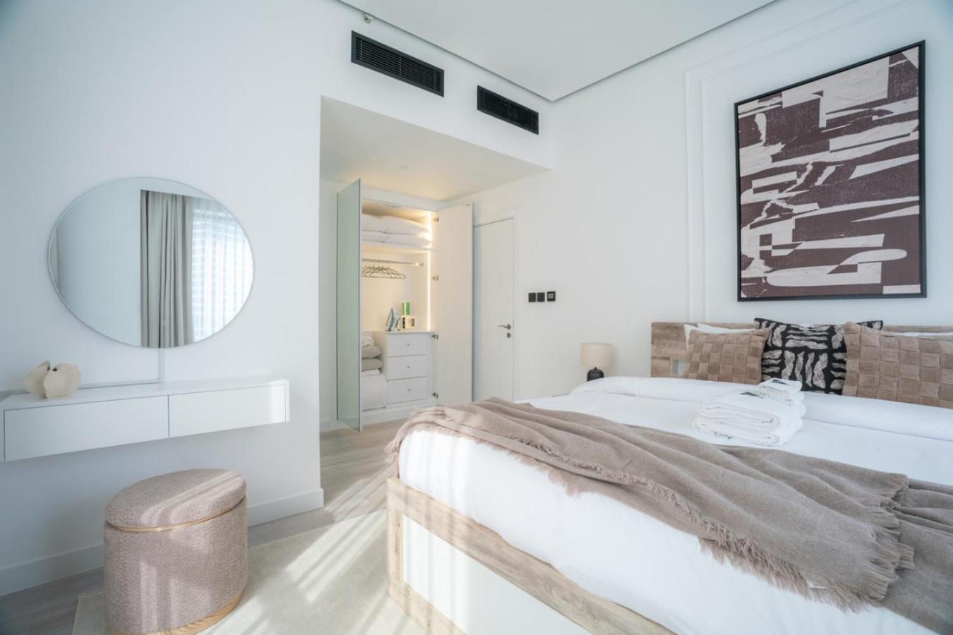 Beachside Bliss With Partial Sea View Gym And Pool * Dubai
