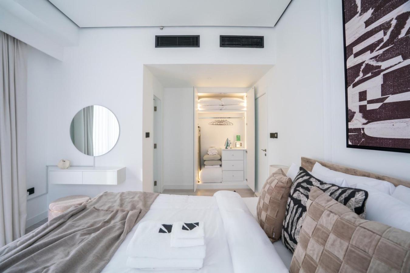 Apartment Beachside Bliss With Partial Sea View Gym And Pool Dubai