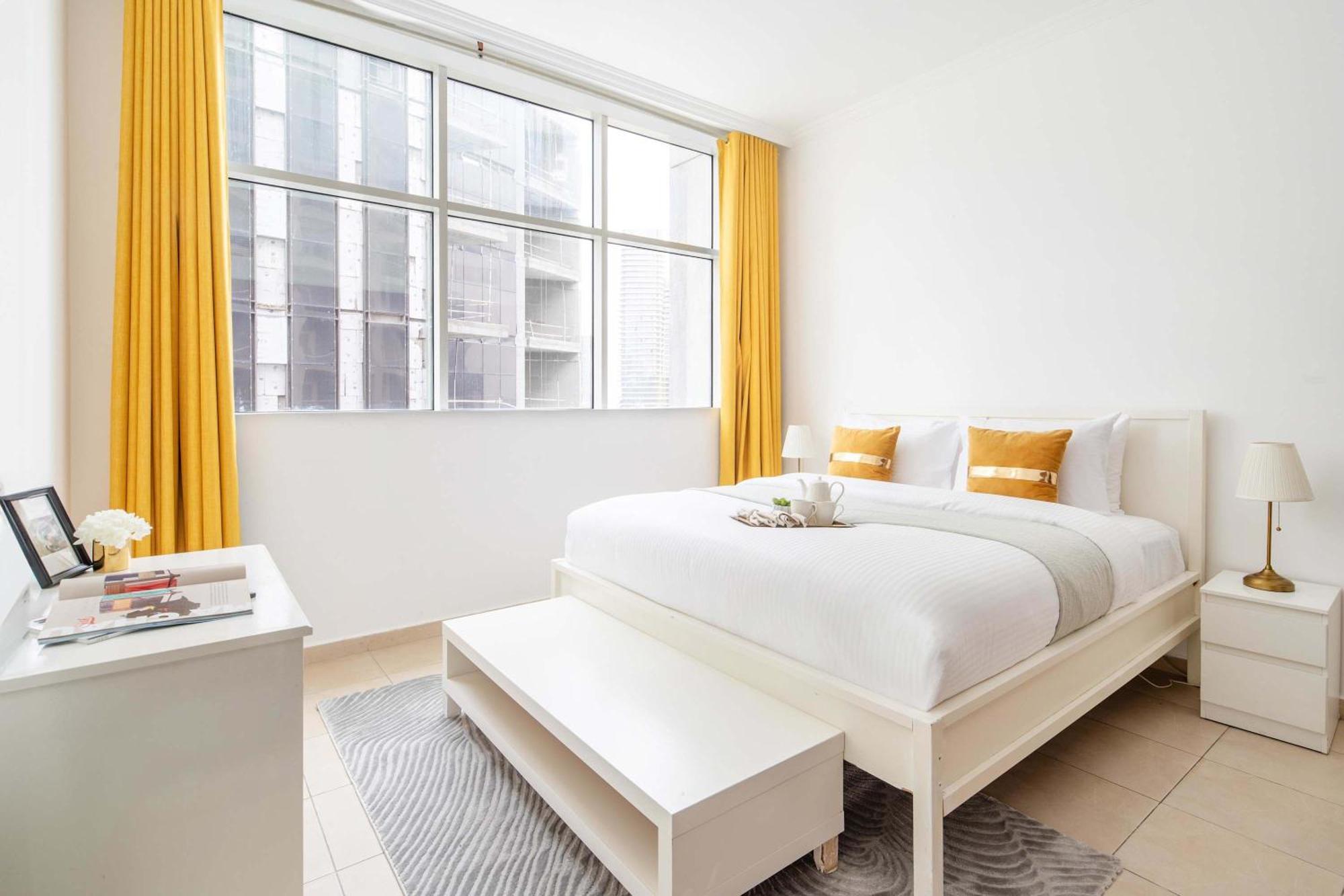 Frank Porter - Al Noujoum Tower Apartment Dubai