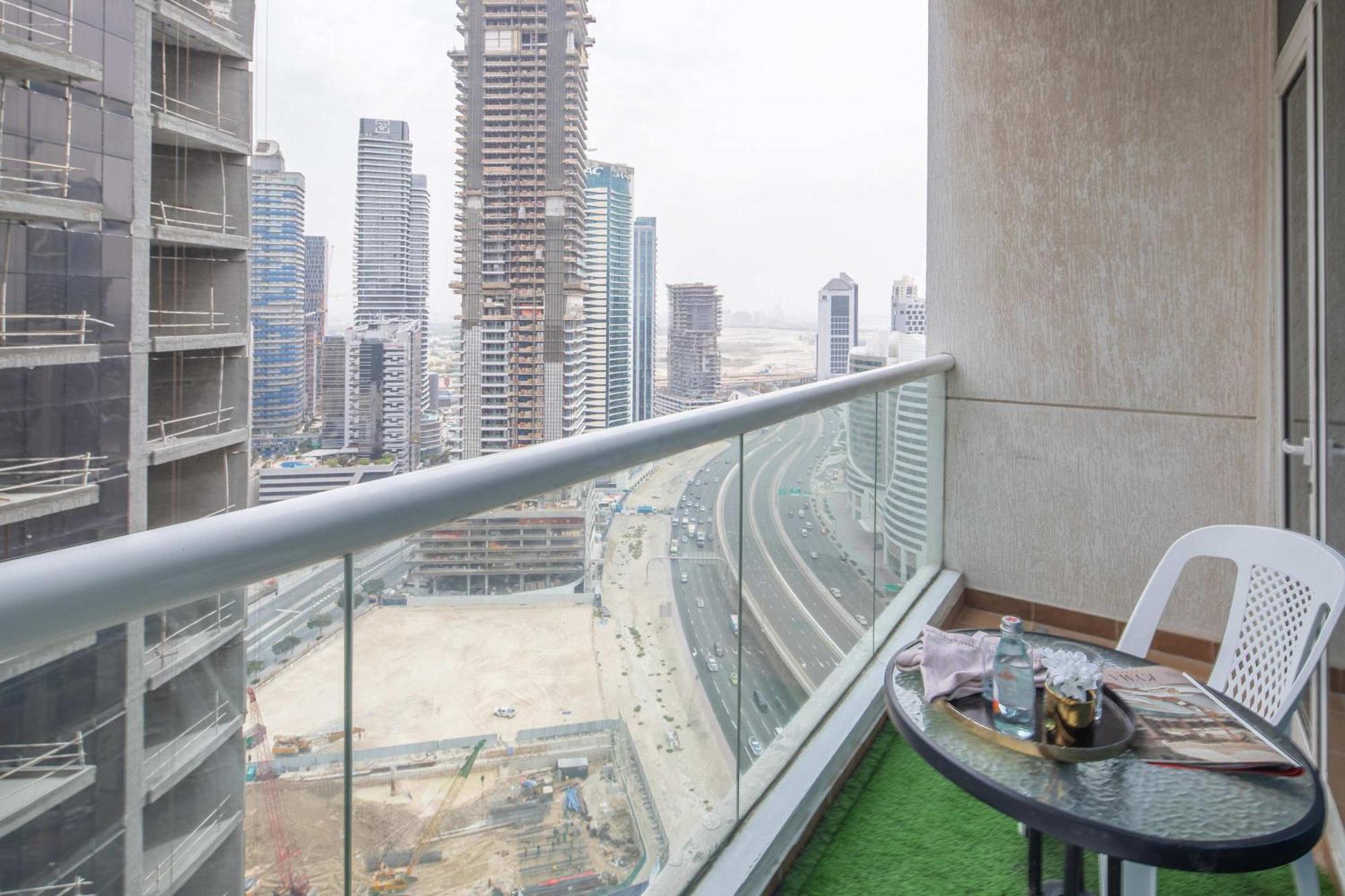 Frank Porter - Al Noujoum Tower * Dubai