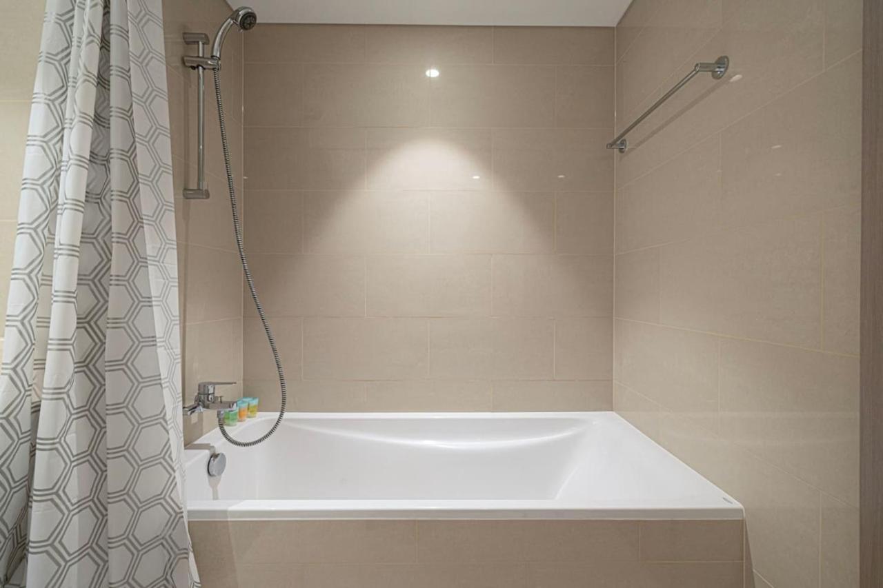 Modern 2br Steps From Mall * Dubai