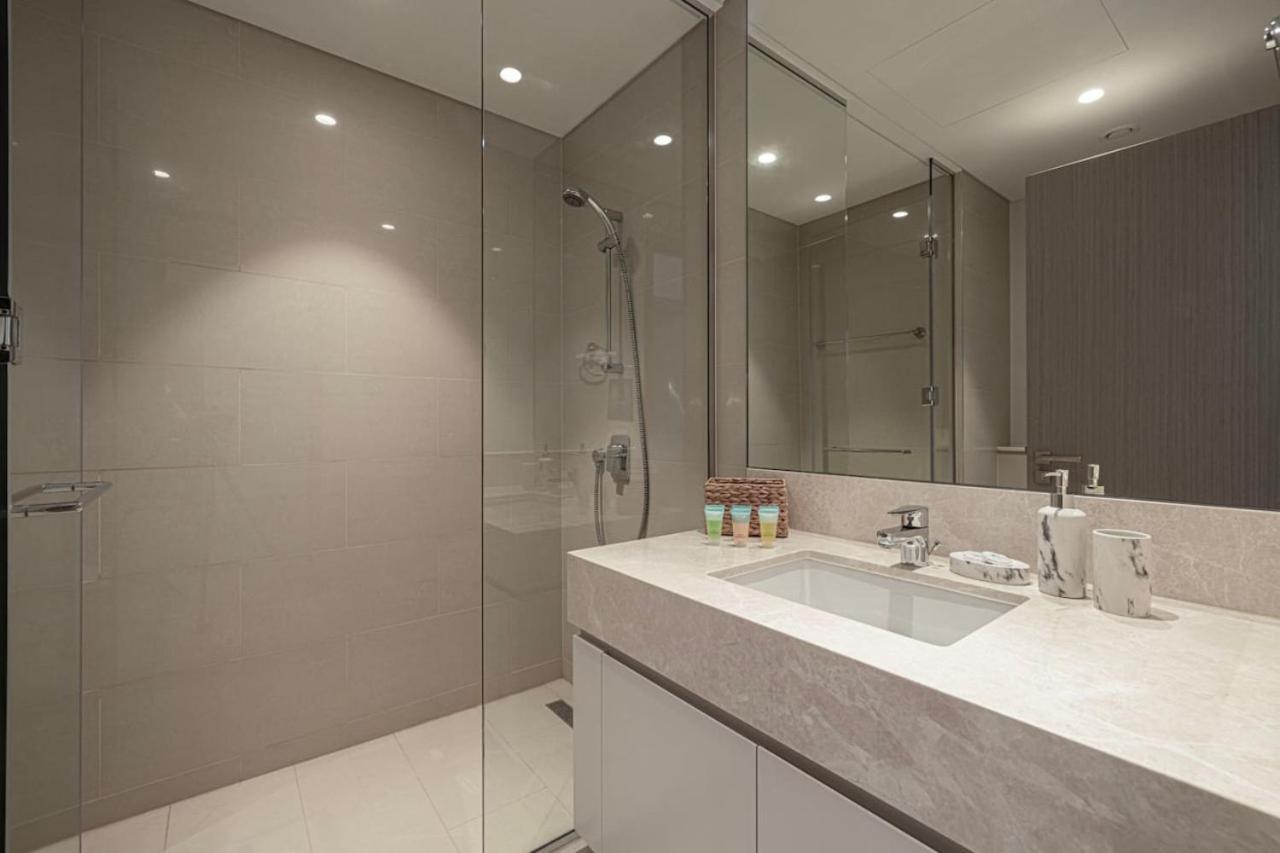 Modern 2br Steps From Mall Apartment *