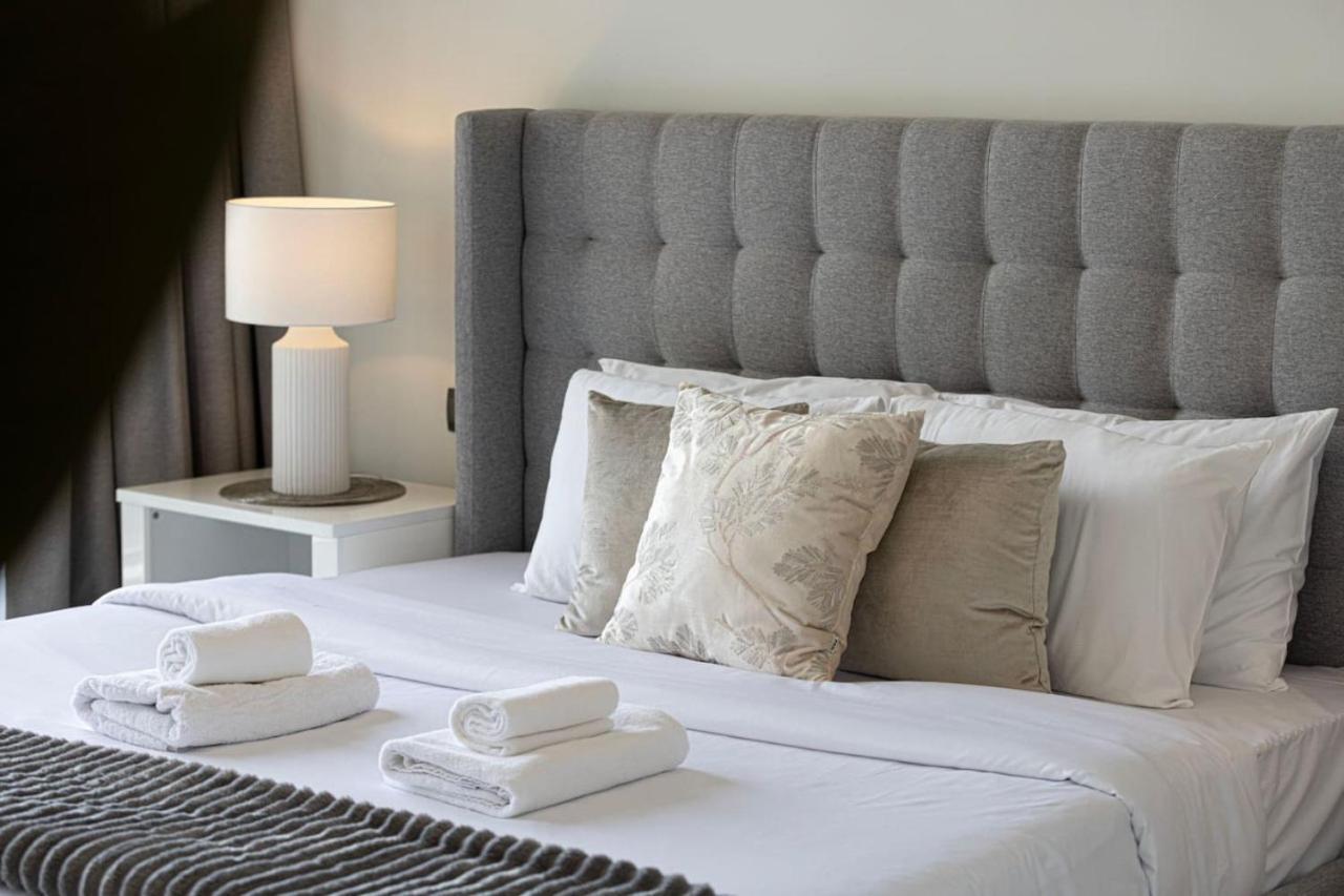 Modern 2br Steps From Mall Dubai