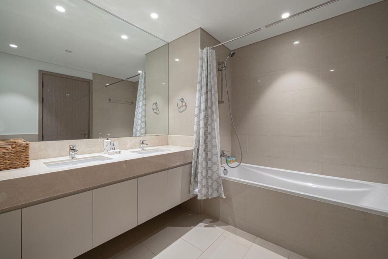 Modern 2br Steps From Mall *