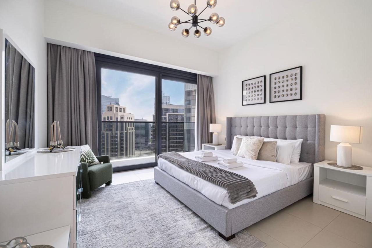 Apartment Modern 2br Steps From Mall Dubai