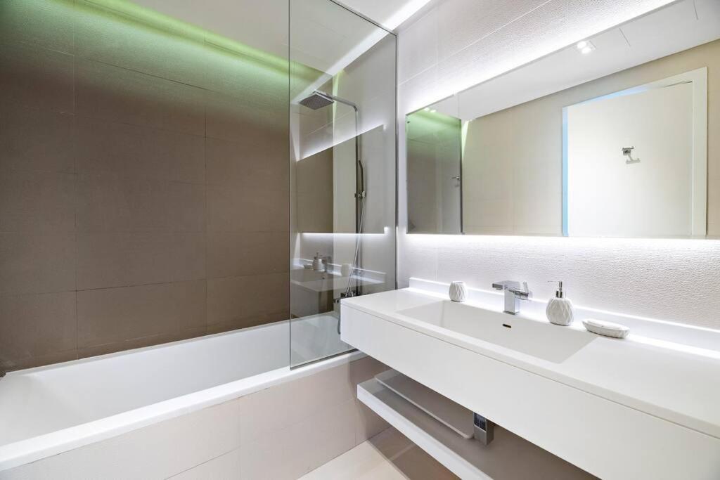Modern Style 1 Bedroom Near Marina Mall And Metro *