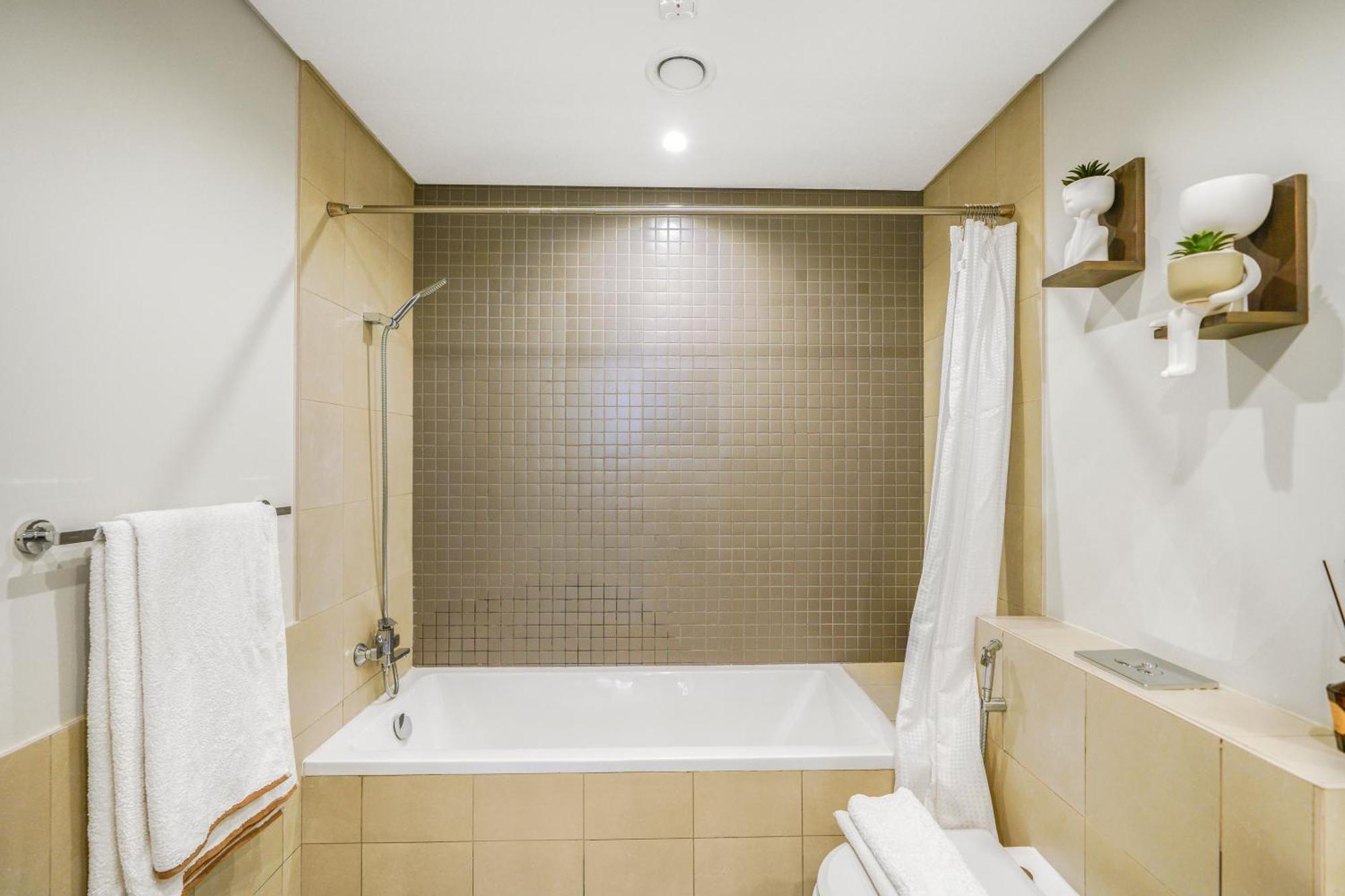 Sea View Located On The 39th Floor With Rooftop Pool Close To World Trade Centre Apartment *
