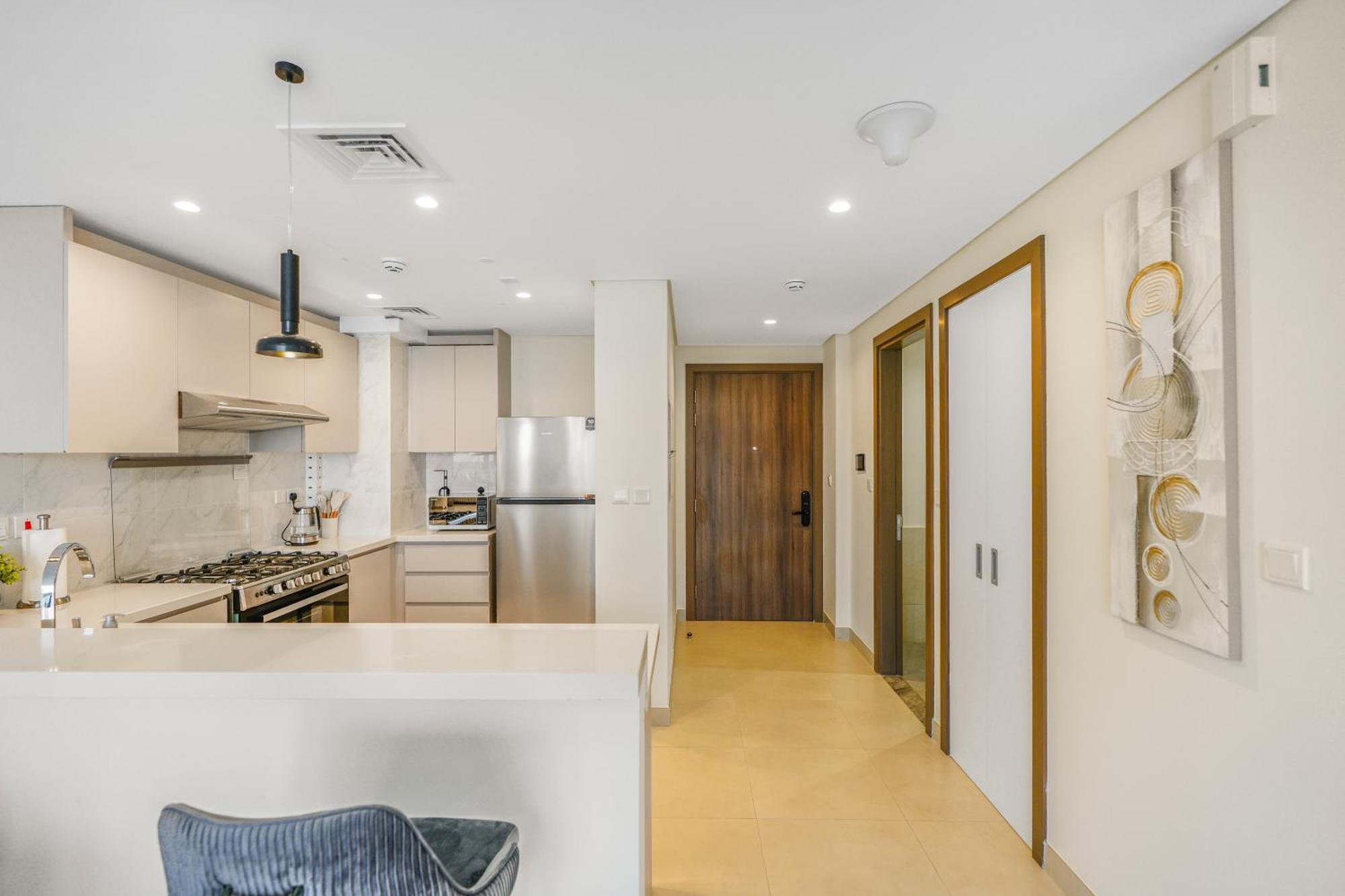Apartment Sea View Located On The 39th Floor With Rooftop Pool Close To World Trade Centre *